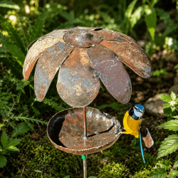 Mangeoire à oiseaux sur pic en métal recyclé avec fleur et mésange