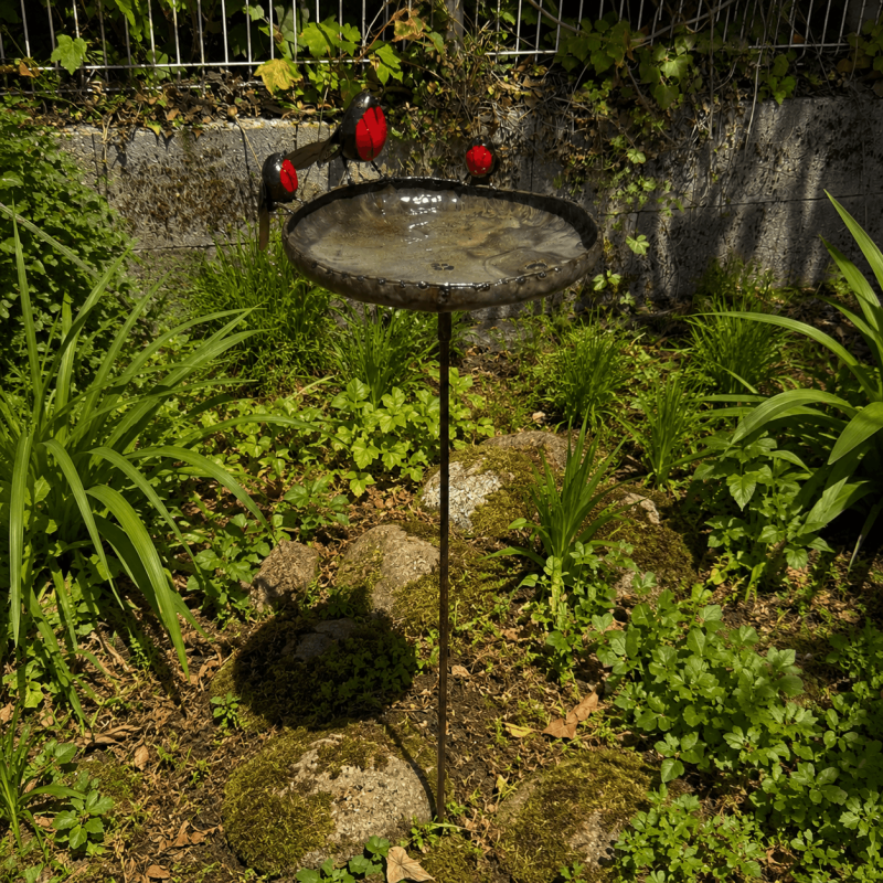 Bain d'oiseaux en métal recyclé avec 3 rouges-gorges – H 90 x L 39 cm