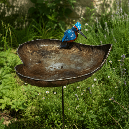 Baignoire à oiseaux en métal recyclé en forme de cœur avec martin-pêcheur – H 103 x L 31 cm