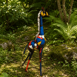 Statue de girafe en métal recyclé multicolore H120 x L52 cm – Sculpture safari extérieure