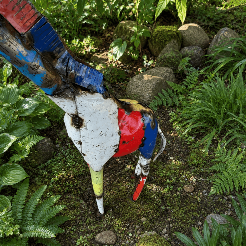 Statue de girafe en métal recyclé H115 x L53 cm – Sculpture safari extérieure multicolore