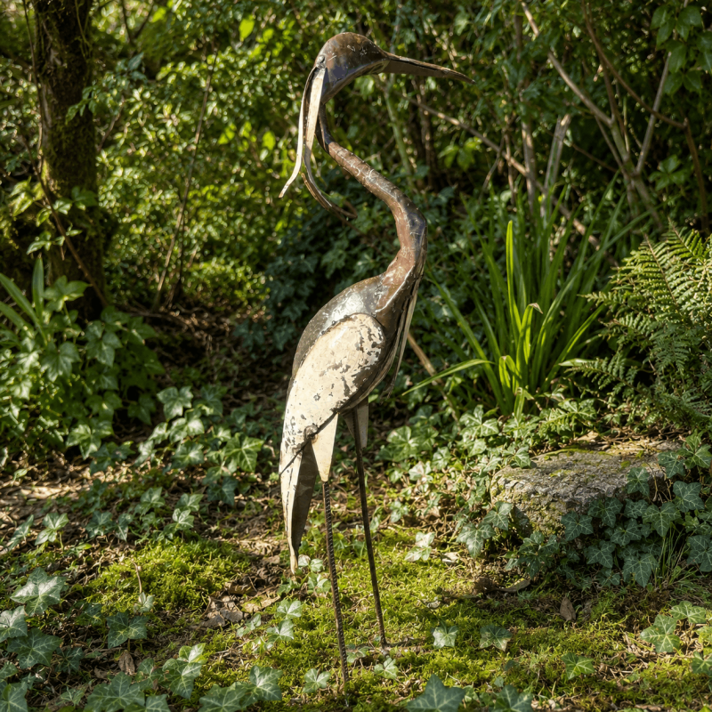 Grand héron en métal recyclé H100 cm – Sculpture d'oiseau décorative pour jardin et bassin