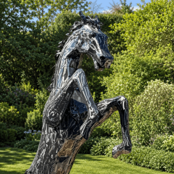 Sculpture cheval cabré géant en métal – Hauteur 330 cm
