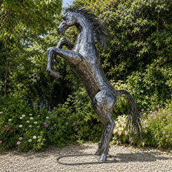 Sculpture cheval cabré géant en métal – Hauteur 330 cm