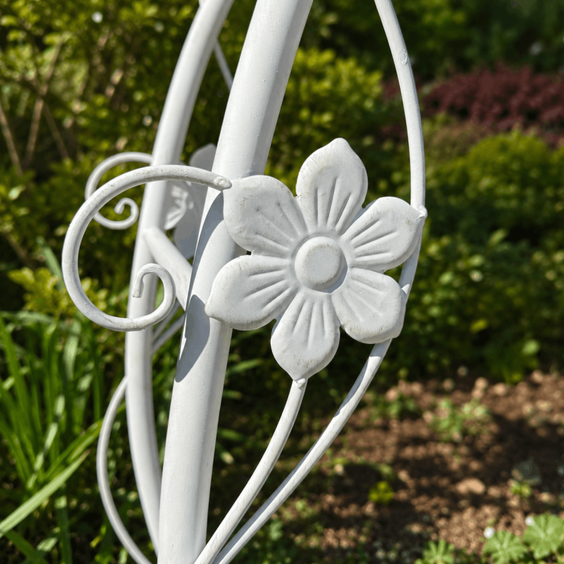 Floral decoration of the romantic bench