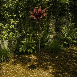 Rusty metal star flower on a stake – overview