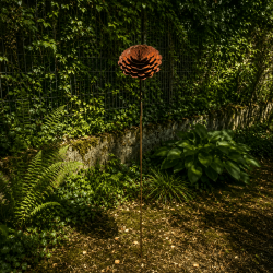 Rust-colored metal rose on a stake – overall view