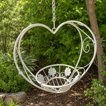 Jardinière suspendue cœur en métal blanc patiné avec panier