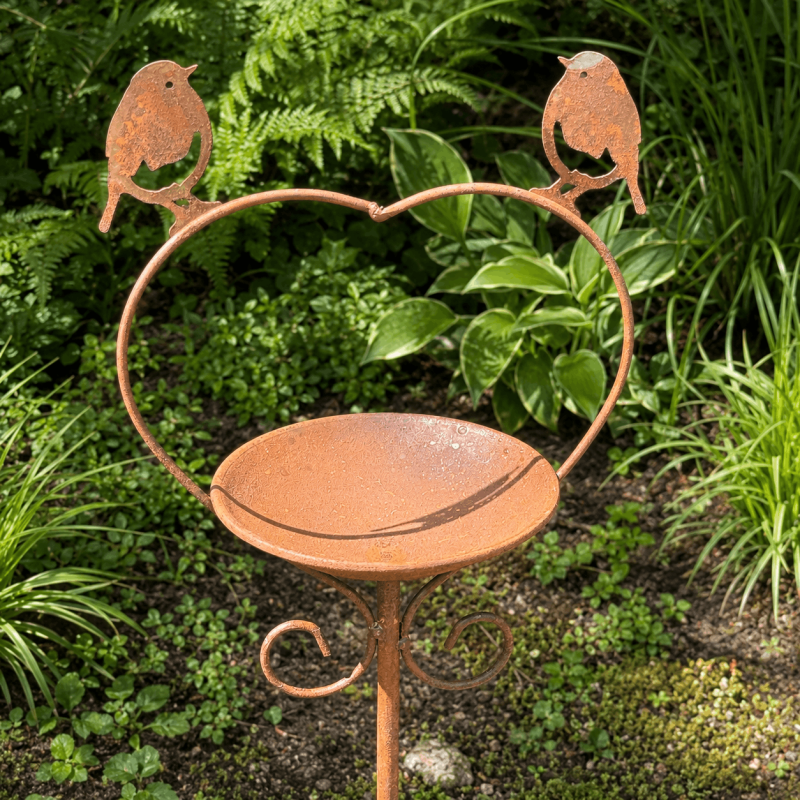 Mangeoire à oiseaux cœur sur pic en métal rouillé – 99 cm