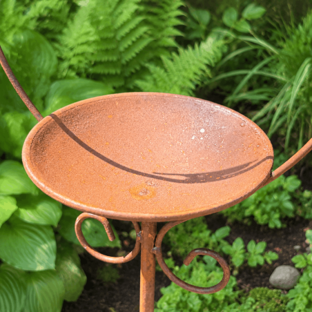 Rust-effect bird feeder with two decorative birds and seed dish